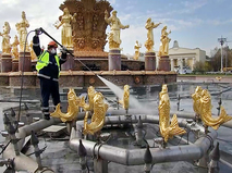 Промывка фонтана "Дружба народов"