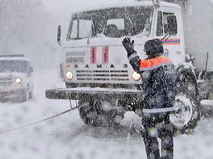 Работа сотрудников МЧС во время снегопада