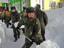 Военнослужащие устраняют последствия снегопада