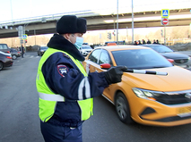 Сотрудник ДПС проверяет такси