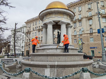 Промывка фонтана-ротонды "Наталья и Александр" у площади Никитские Ворота 