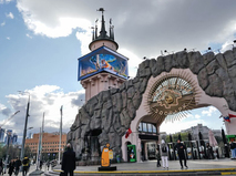 3D-экран с роликами о редких животных на башне главного входа в Московский зоопарк