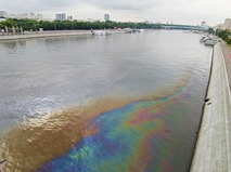 Загрязнение акватории Москвы-реки в районе Крымского моста