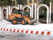 Демонтаж декоративных арок в Лаврушинском переулке