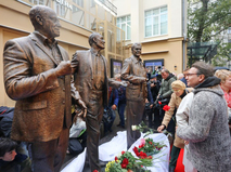  Открытие памятника народным артистам СССР Этушу, Лановому и Яковлеву