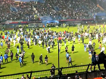 Беспорядки на футбольном матче в Индонезии 