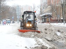 Уборка снега на улицах Москвы