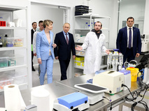 Владимир Путин в лабораторном комплексе университета "Сириус"