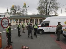 Сотрудники полиции и Национальной гвардии перекрыли вход в Киево-Печерскую лавру  