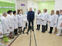 Сергей Собянин во время посещения детской поликлиники  