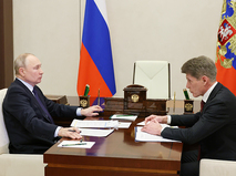 Владимир Путин и губернатор Приморского края Олег Кожемяко