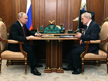 Владимир Путин и председатель Конституционного суда России Валерий Зорькин  
