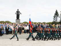 Церемония возложения цветов и венков к монументу "Мать-Родина"