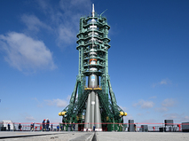 Установка на стартовый стол ракеты "Союз-2.1а"