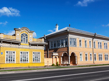 Православная энциклопедия. "Зачем христианам иконы? Путешествие в Вологду. Деревянная городская усадьба"