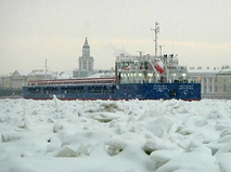 Сухогруз застрял во льду в Санкт-Петербурге
