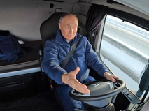 Владимир Путин за рулем "КамАЗа"