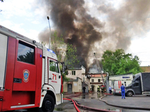 Пожарные на месте возгорания в промзоне