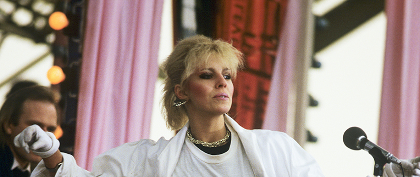 Тазалаушы әйелмен порно Оргазмға әкелетін қоғамдық көліктегі бейне