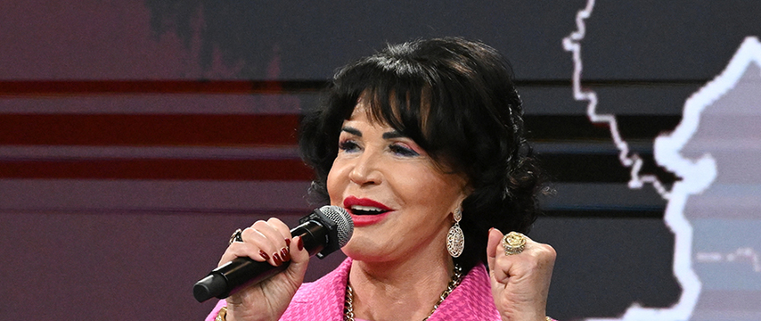 Шұлықтағы жетілген ресейлік аналардың қатысуымен порно көру