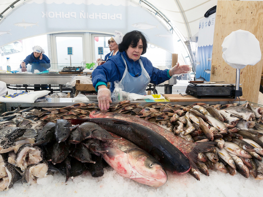 Купить рыбу во владивостоке. Рыбный рынок Владивосток. Рыбный рынок Владивосток вторая речка. Рыбный рынок на Чуркина Владивосток. Рыбы Якутии.