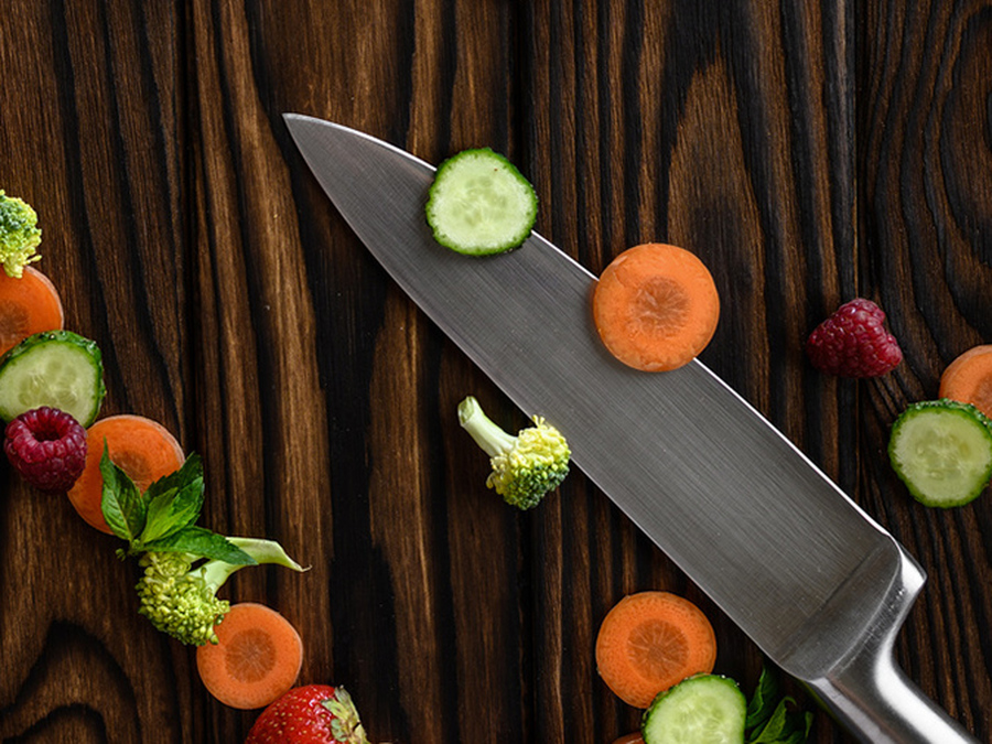 на кончике ножа