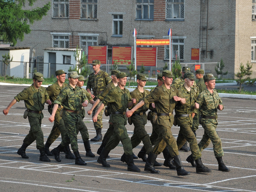 Шагам солдат. Строевая подготовка в армии. Солдаты на строевой. Строевая подготовка в юннармии. Солдаты на плацу.