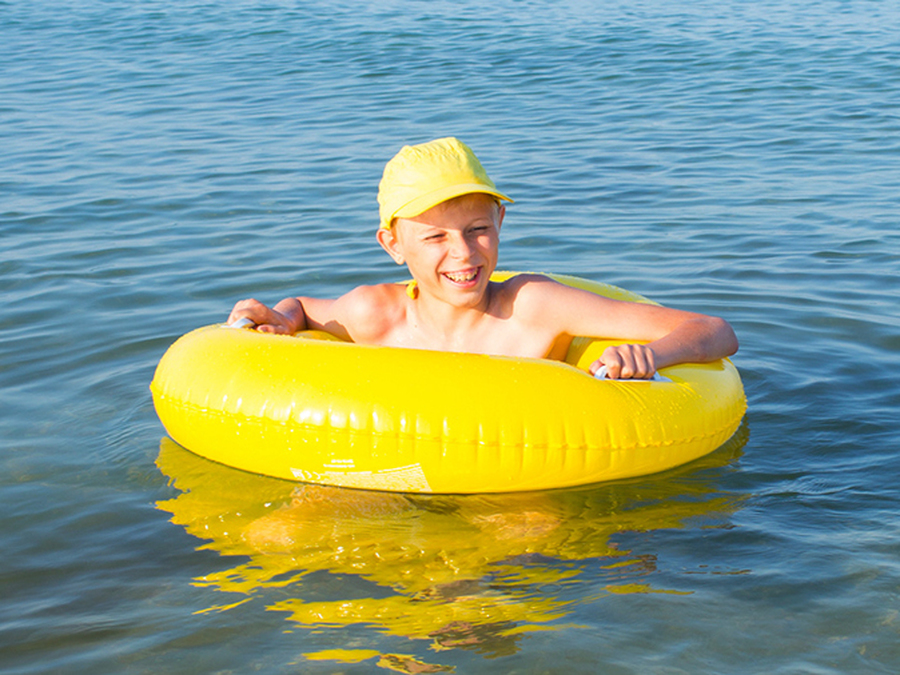 Включи купание. Купание летом. Дети воды. Дети плавают. Купание на воде безопасность.