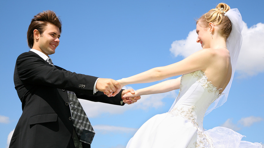 Брачные факторы. Что делают в браке. Многолетний брак крепче. Жених и невеста тянут друг к другу руки. Невеста тянется Сток.