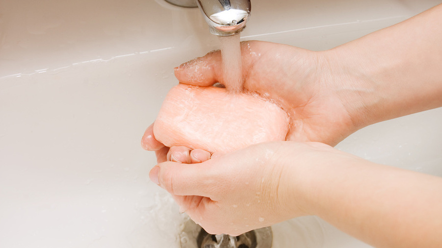 Мылом можно подмываться женщине. Женщина моет руки. Раковина для рук. Женщина моет руки с мылом. Мыло для женщин.