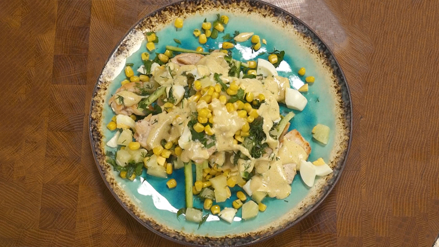 Салат «Нежный» с куриной грудкой, ананасом и кукурузой