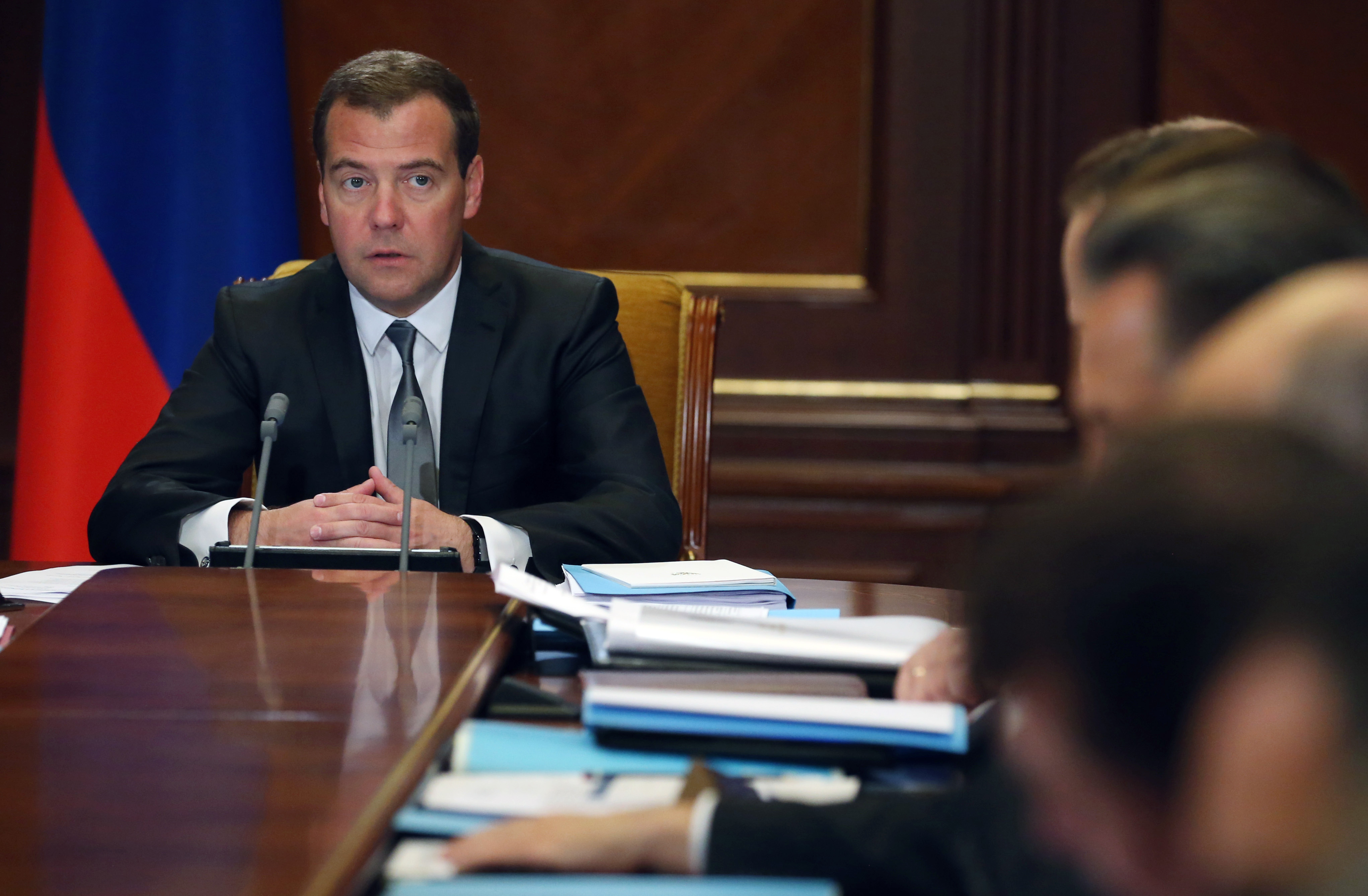 Обзоры премьер россии. Медведев на заседании. Медведев на совещании.
