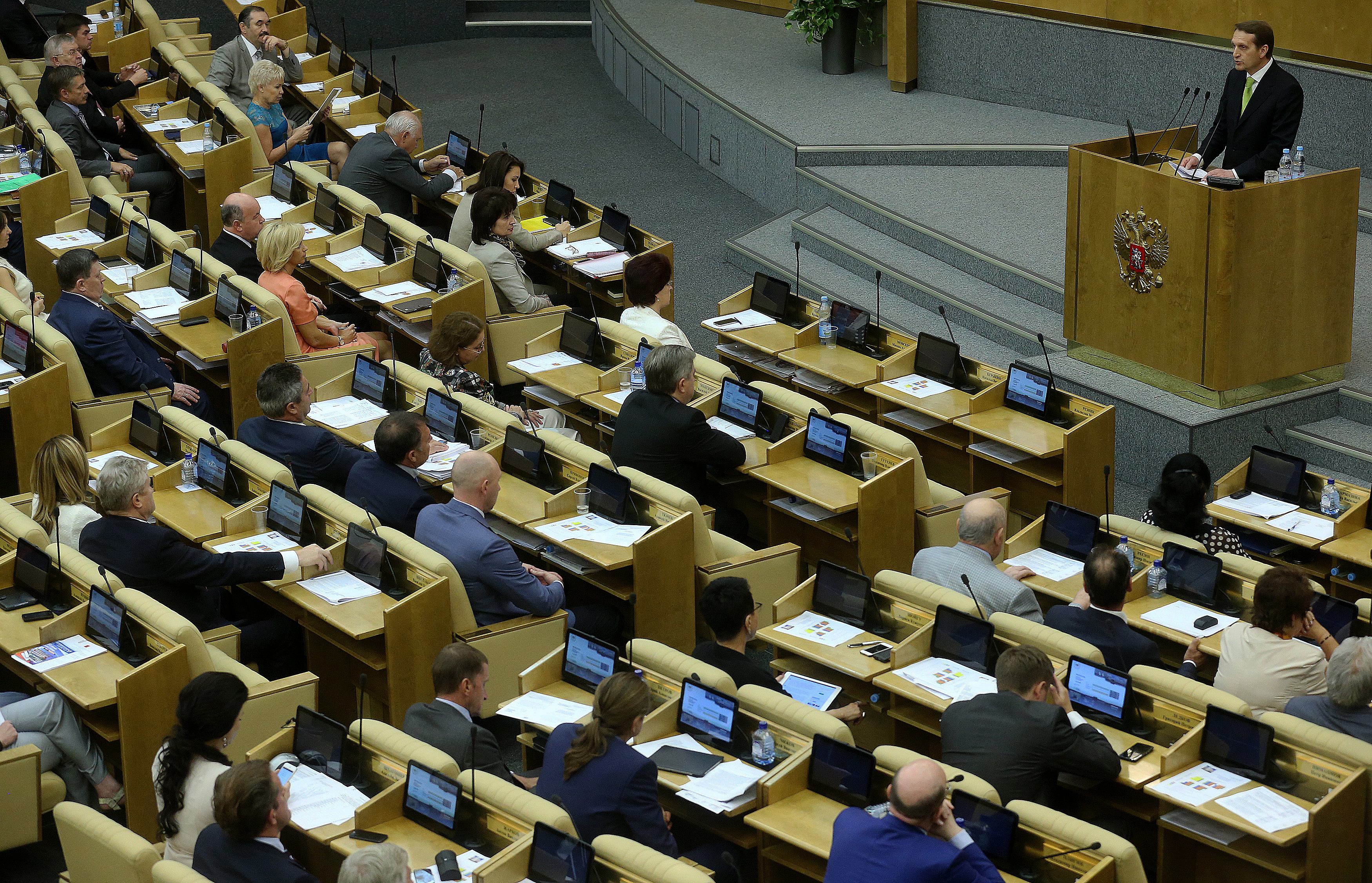 Парламент принимает. Парламент и Госдума РФ. Парламент РФ ГД. Парламент это государственная Дума. Депутаты парламента России.