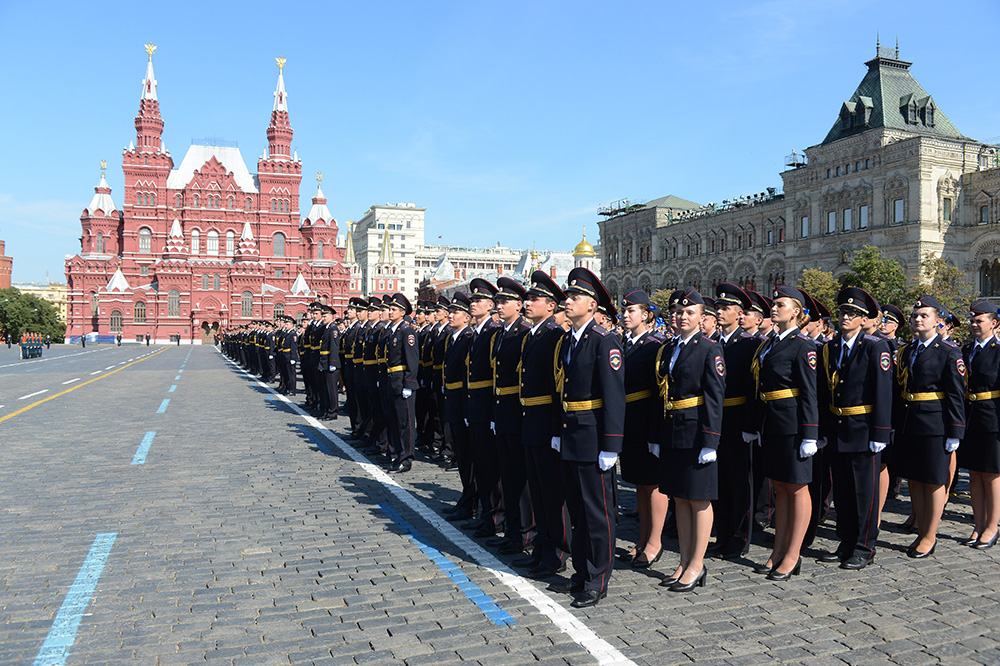 В субботу в Москве на Красной площади вручили дипломы и нагрудные знаки вып...