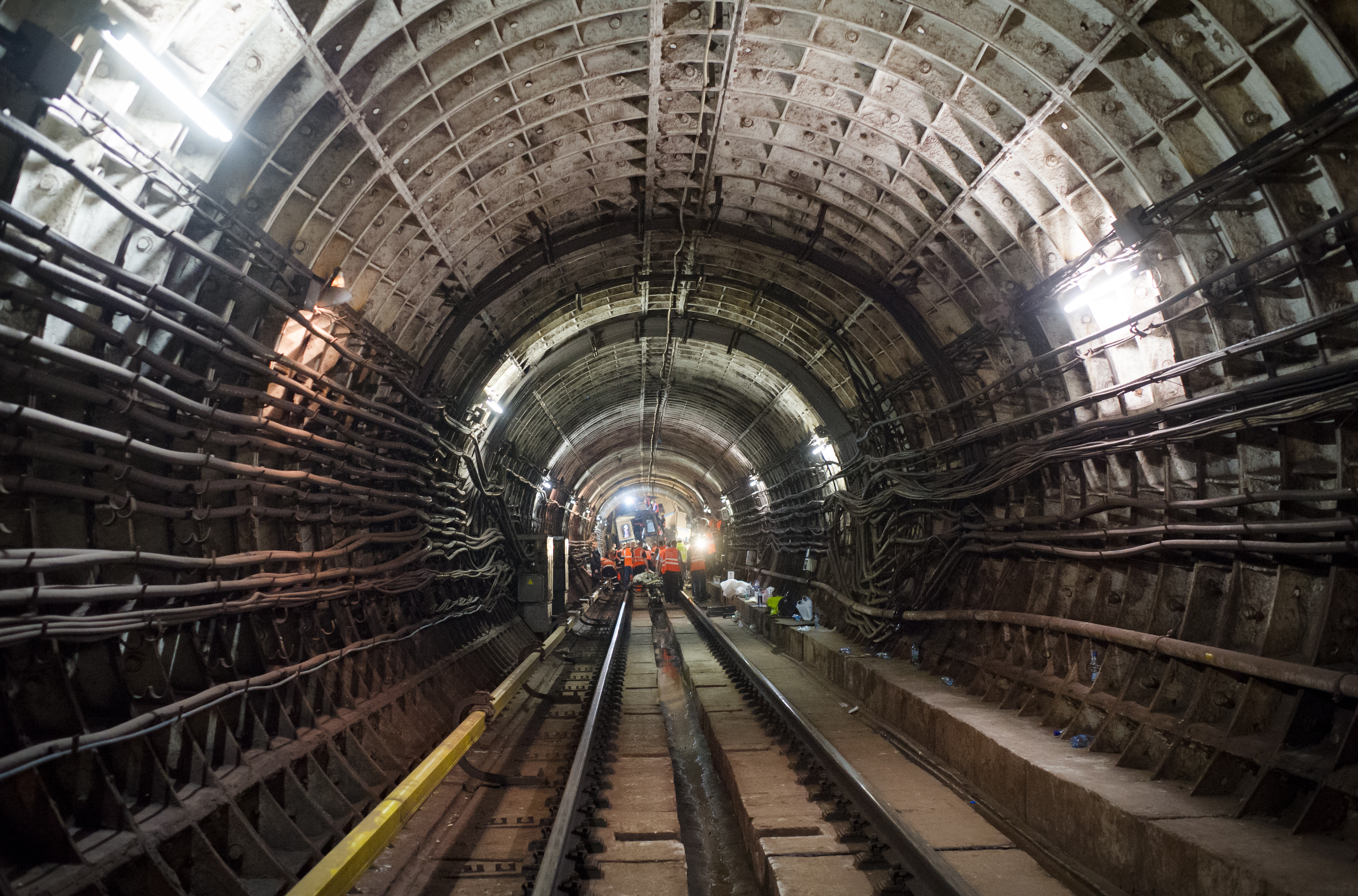 Восстановительные работы в тоннеле метро