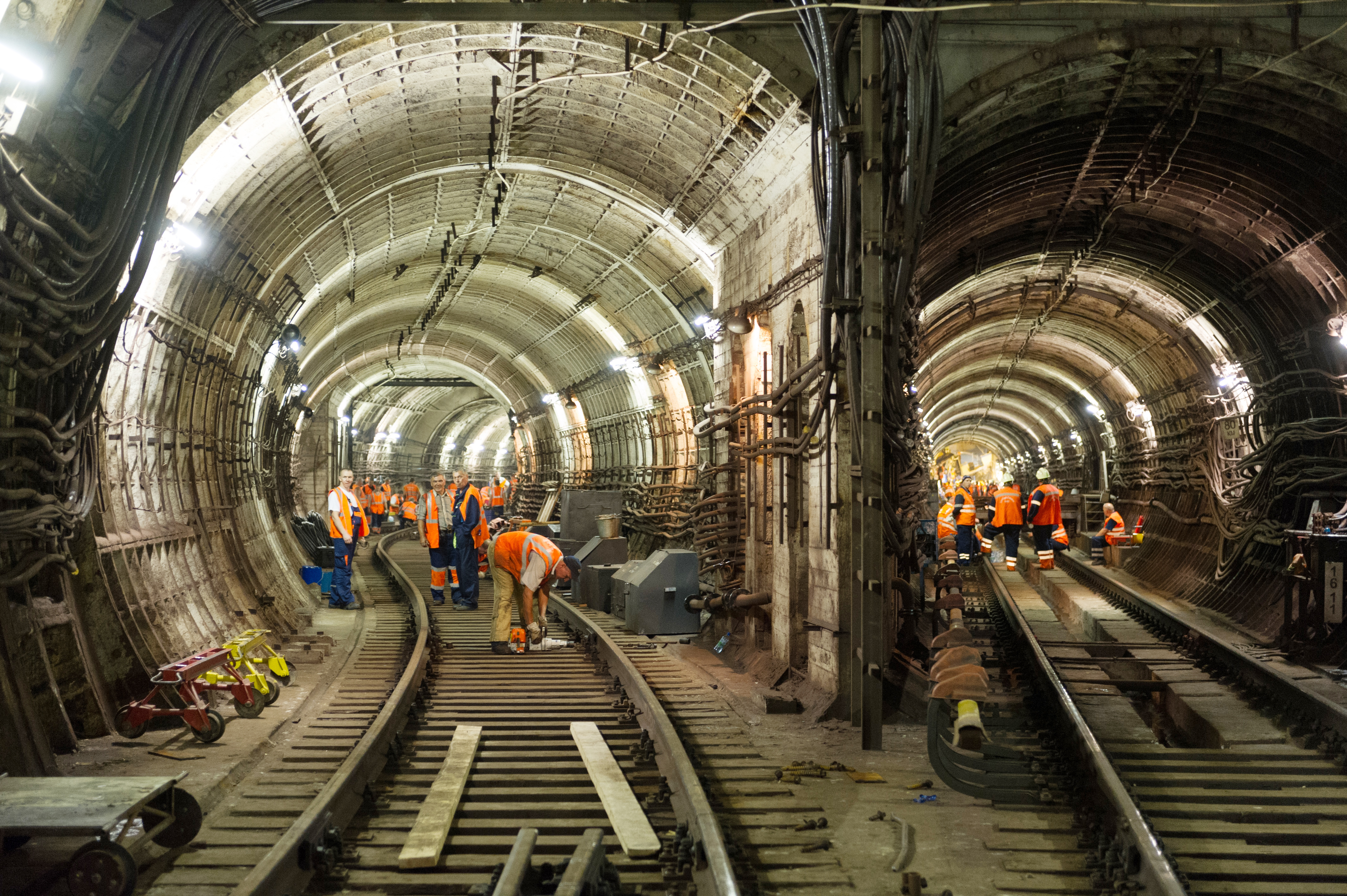 Восстановительные работы в тоннеле метро