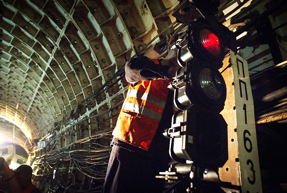 Восстановительные работы в тоннеле метро  