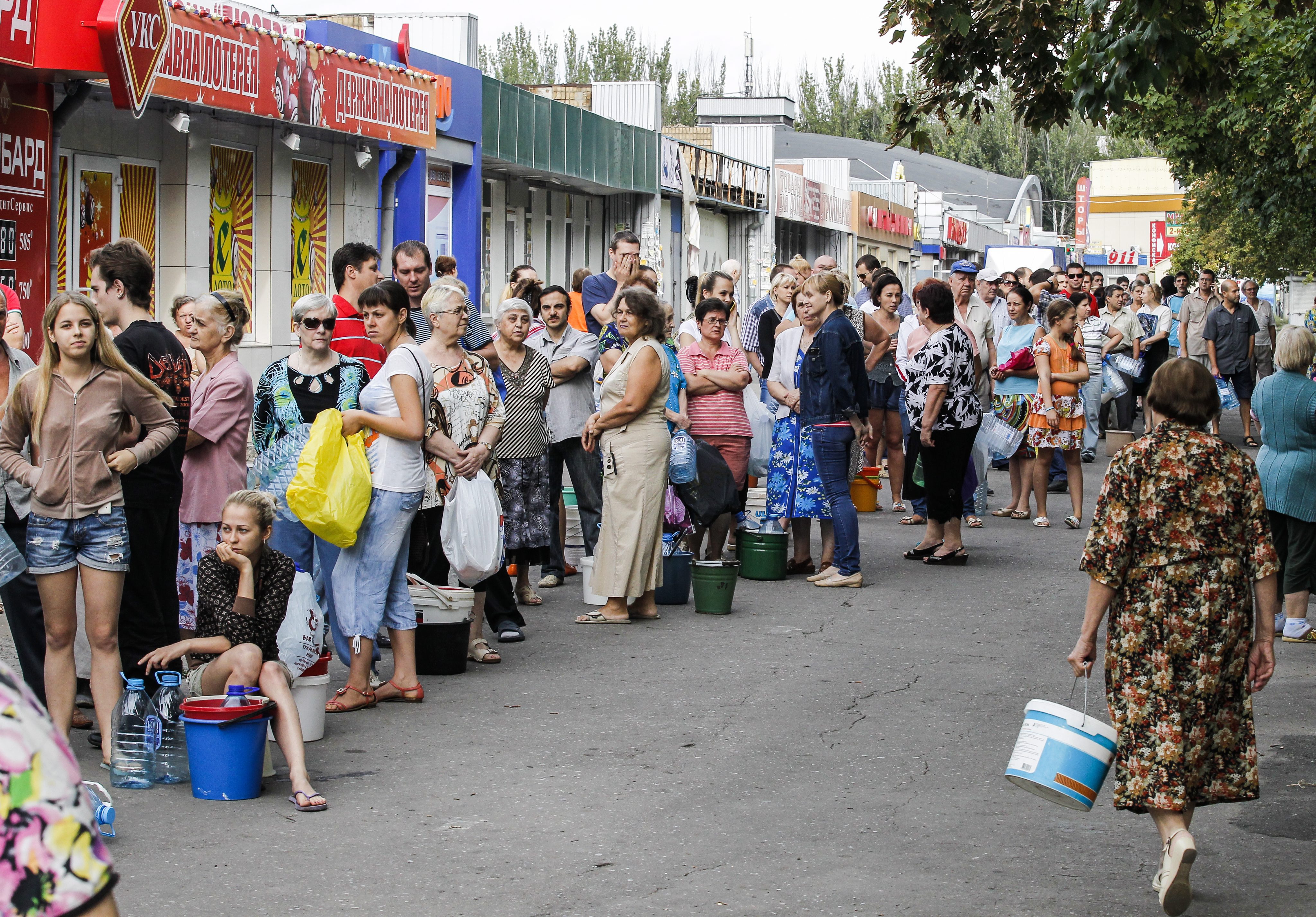 Жизнь в донецке. Луганск очередь. Очередь за водой в Донецке. Очередь за водой. Люди в очереди за водой.