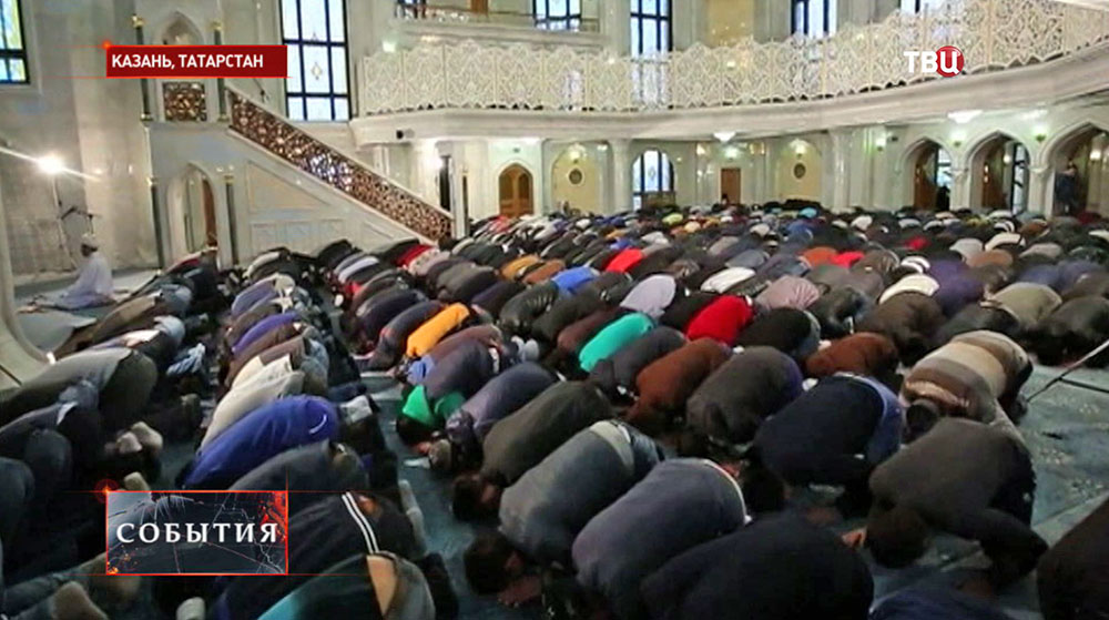 Мусульмане молятся в день праздника Курбан-байрам