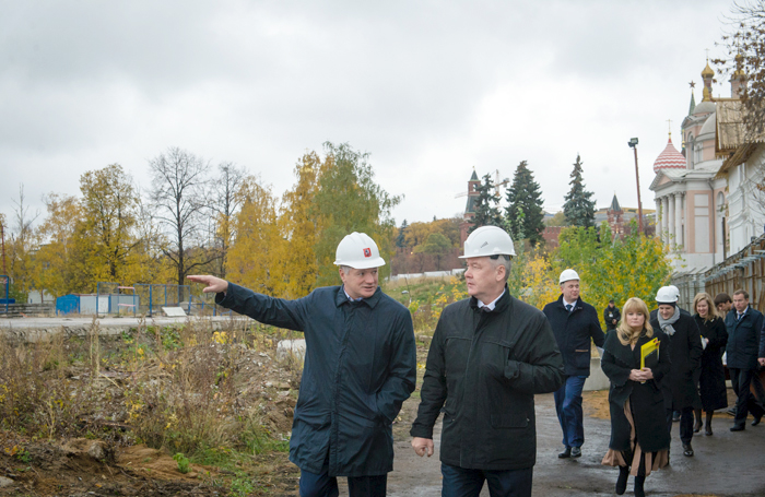 Мэр Москвы осмотрел строительную площадку нового парка "Зарядье"
