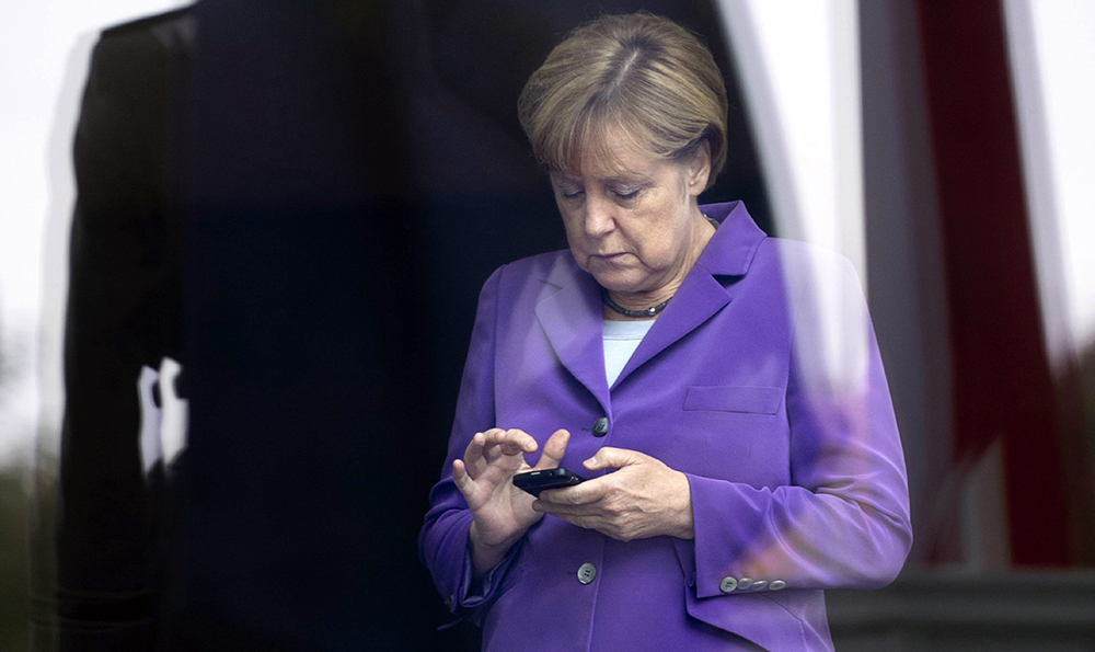 Канцлер Германии Ангела Меркель с телефоном