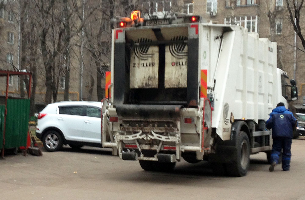 Водитель мусоровоза. Московский мусоровоз. Происшествия Москва мусоровоз. Мусоровозы в московских дворах.