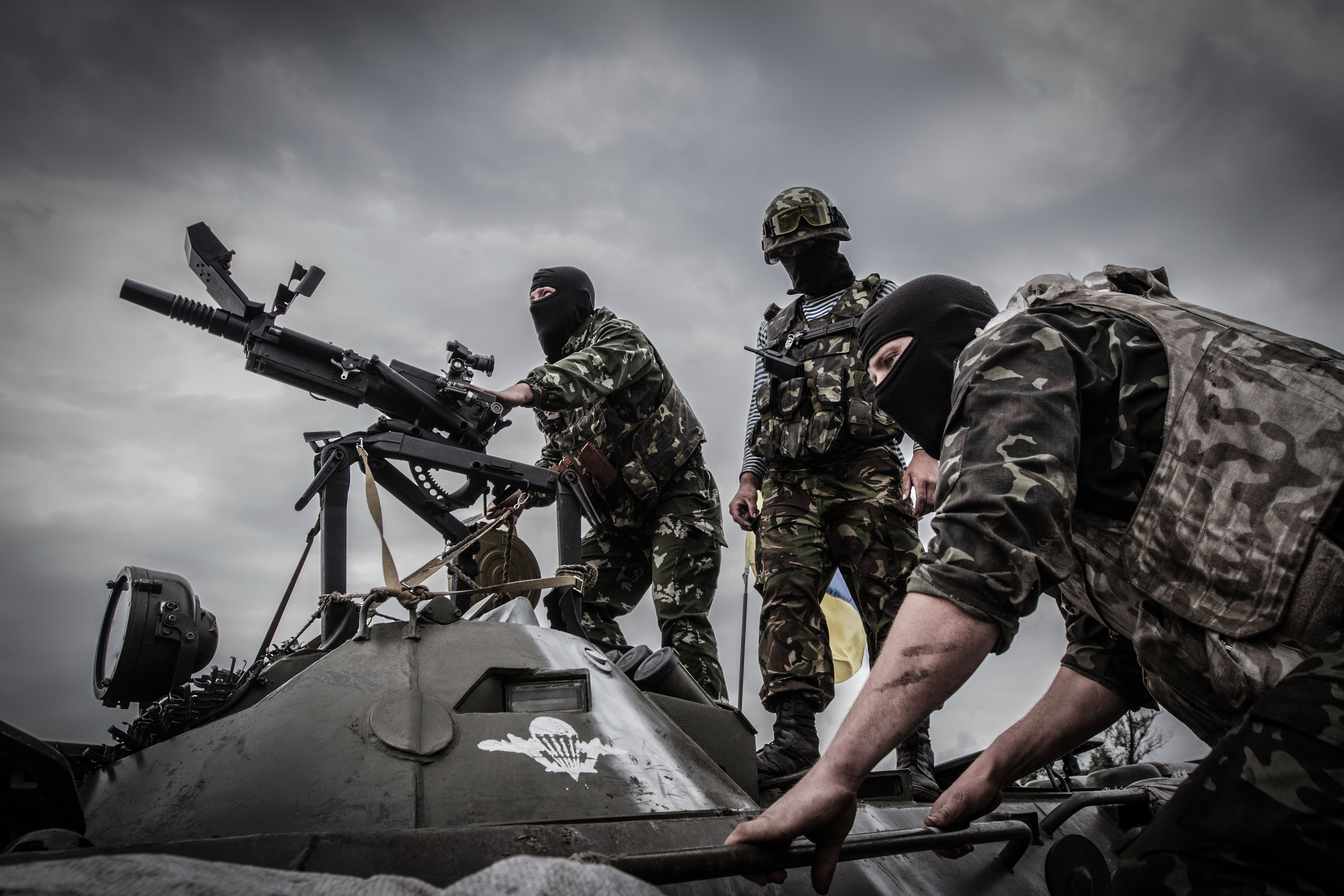 Солдаты украинской армии ведут прицельную стрельбу из гранатомета  