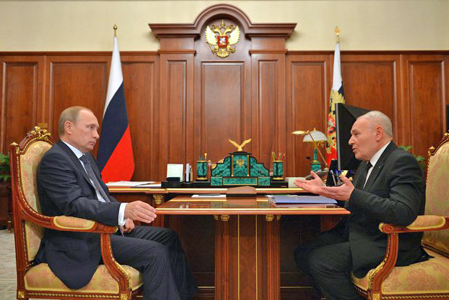 Президент России Владимир Путин и губернатор Магаданской области Владимир Печеный