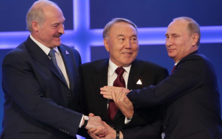 Президенты России, Белоруссии и Казахстана Владимир Путин, Александр Лукашенко и Нурсултан Назарбаев