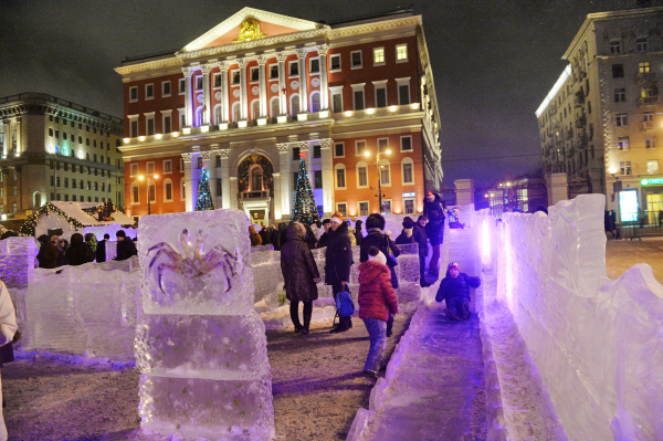 Ледяной городок на Тверской площади
