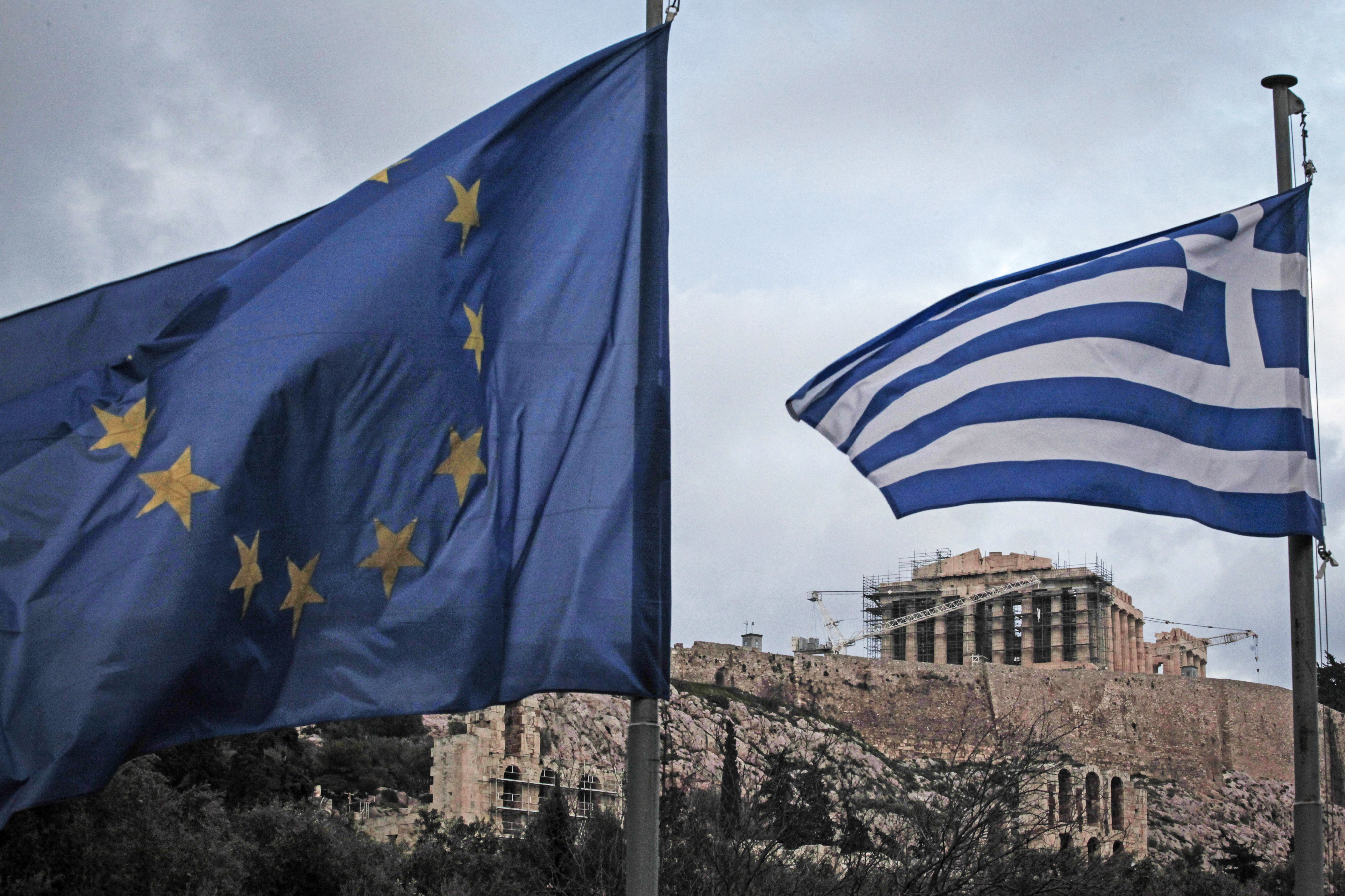 Флаги Евросоюза и Греции 