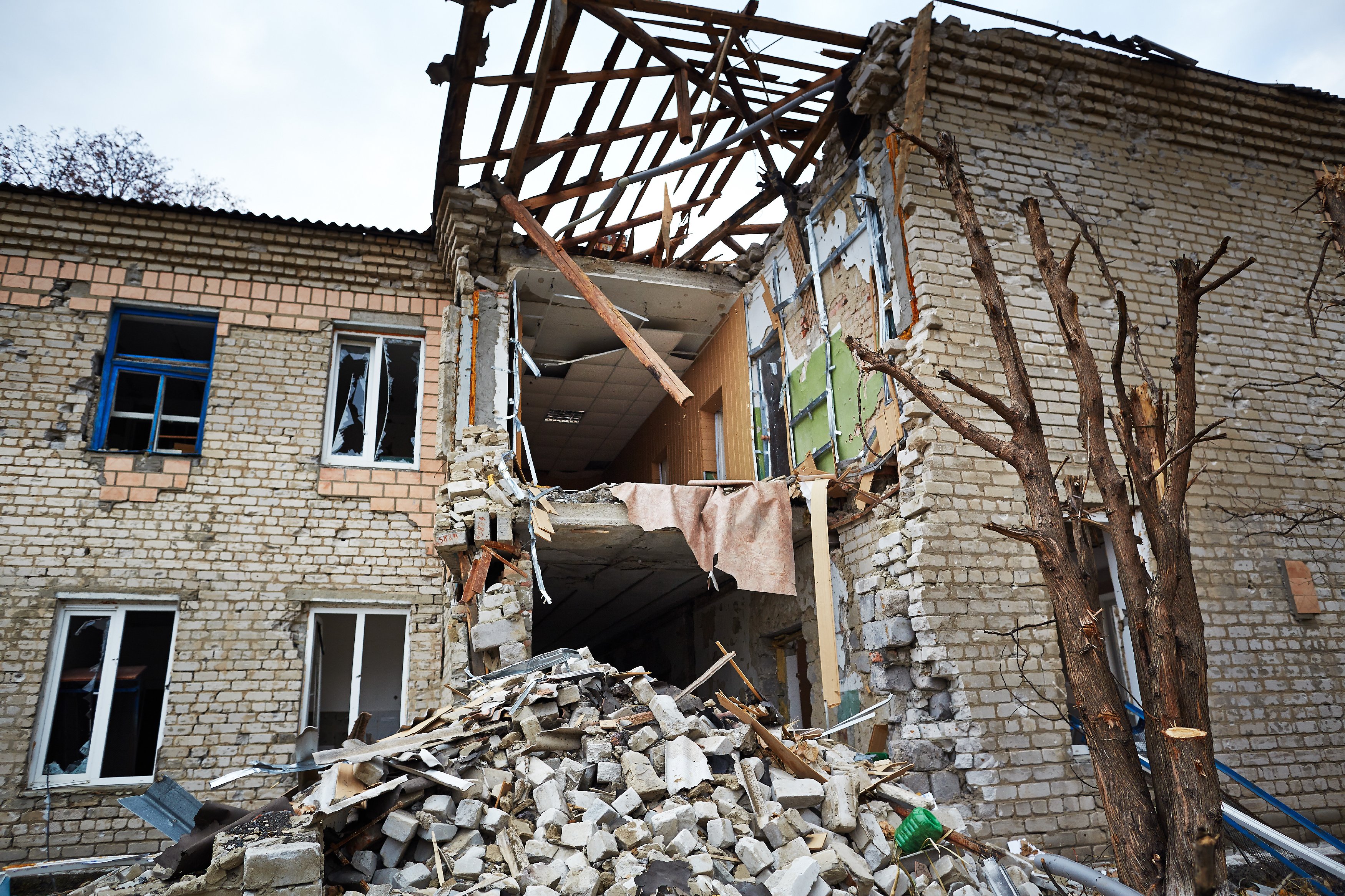Жилой дом, поврежденный в результате обстрела украинскими силовиками