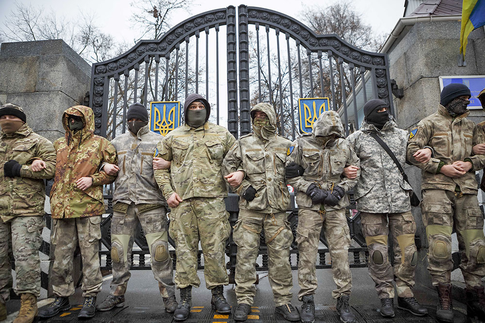 Бойцы батальона "Айдар" у здания Минобороны Украины  
