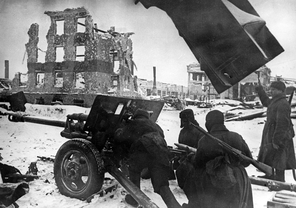 К началу операции немецкая армия по силам фактически превосходила советскую — 250 тысяч против 210 тысяч. В то же время у немцев было больше танков, но в три раза меньше самолетов. Накануне наступления советское командование предложило окруженной немецкой группировке сдаться, чтобы предотвратить напрасное кровопролитие. Предложение было отклонено. Уже к концу дня 10 января советским войскам при поддержке артиллерии, наносящей удары на глубину до 1,5 км, удалось продвинуться на 6—8 км